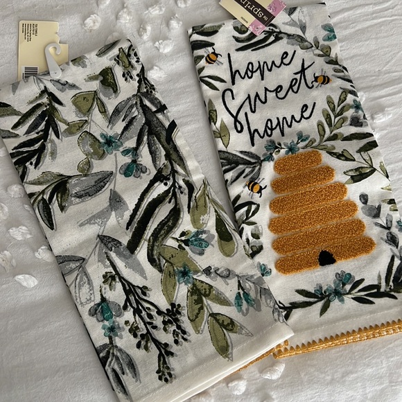 Two NWT Bee Tea Towels - Picture 3 of 3